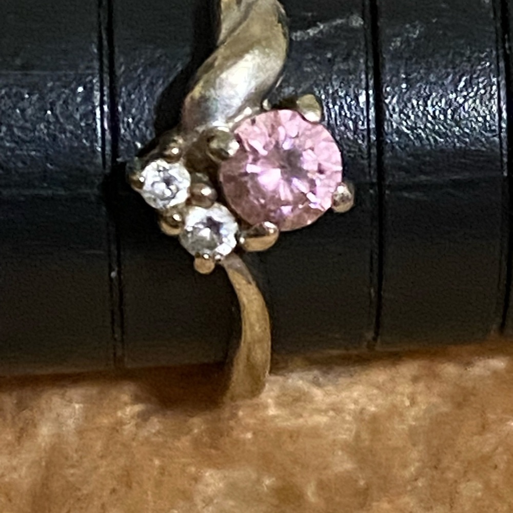 VINTAGE 10 K GOLD CZ PINK STONE LADY'S RING Size 6 3/4.